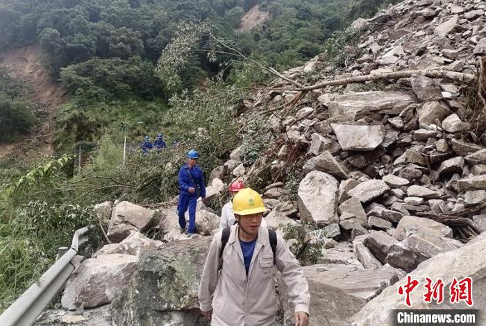 電力搶險(xiǎn)人員徒步通過(guò)垮塌路段?！∷拇娏﹫D
