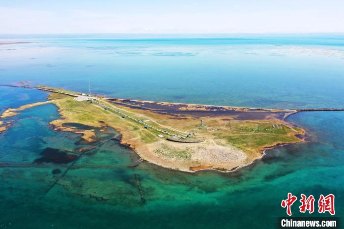 圖為無人機航拍青海湖?！≮w海梅 攝