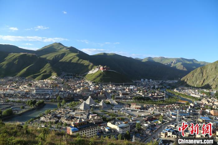 圖為航拍玉樹市?！∮駱涫形麄鞑抗﹫D