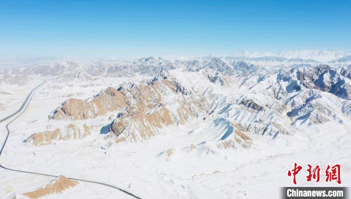 圖為無人機(jī)航拍高原雪景?！《继m縣融媒體中心供圖