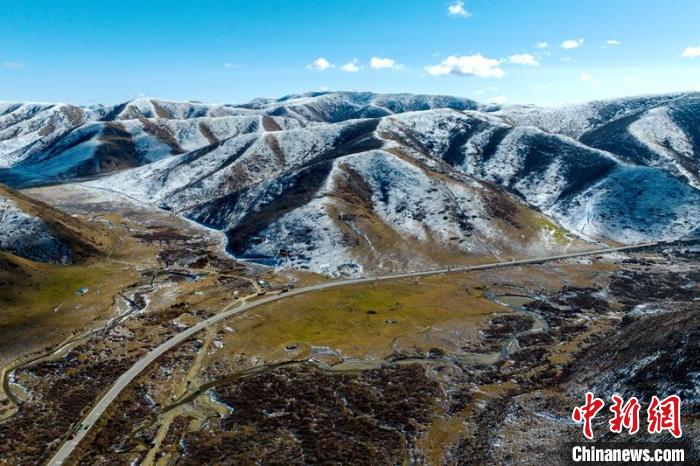西成高鐵紅原2號隧道出口附近山頭已被雪覆蓋?！⒅铱?攝