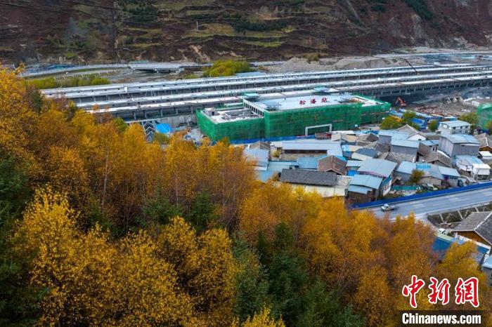 正在建設的成蘭鐵路松潘站?！⒅铱?攝