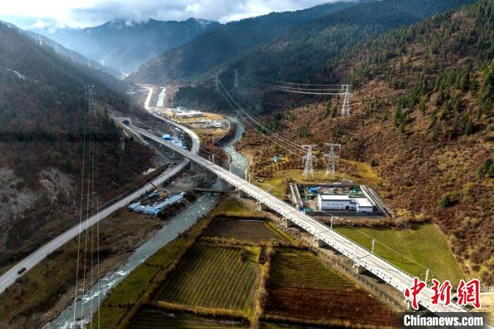 穿越山谷的成蘭鐵路川主寺至黃勝關段?！⒅铱?攝