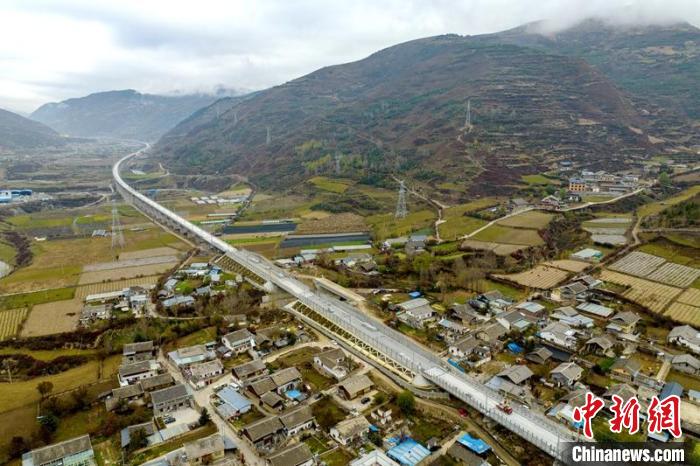 成蘭鐵路松潘右所屯岷江雙線特大橋?！⒅铱?攝