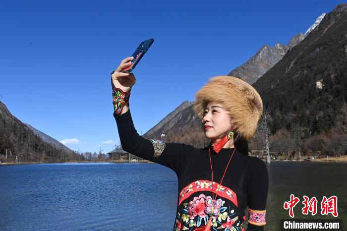 游人在畢棚溝景區(qū)拍照留念。　安源 攝