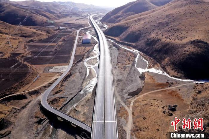 久馬高速公路阿壩50公里路段?！∈竦兰瘓F(tuán)供圖