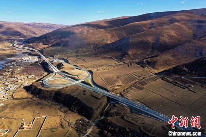 久馬高速公路阿壩互通段?！∈竦兰瘓F(tuán)供圖