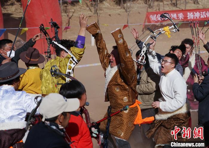 圖為藏族民眾跺腳歡呼慶祝弓箭手射中靶心?！●R銘言 攝