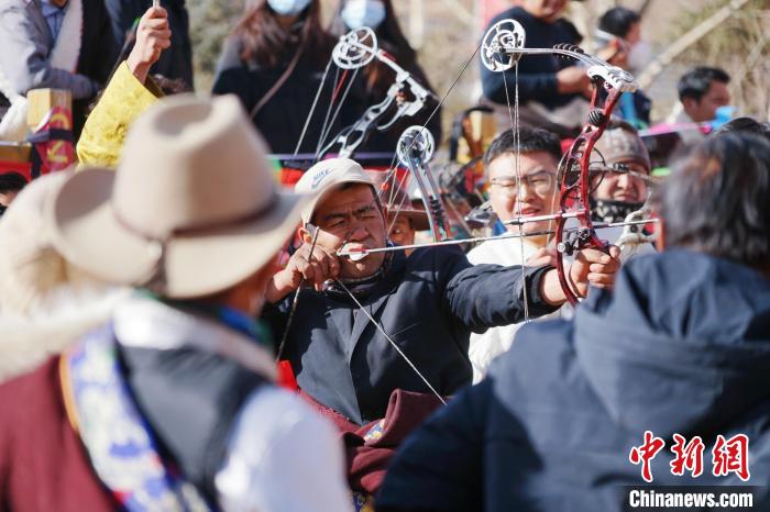 圖為藏族民眾比拼射箭技藝。　馬銘言 攝