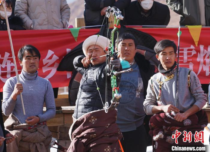 圖為藏族民眾比拼射箭技藝?！●R銘言 攝