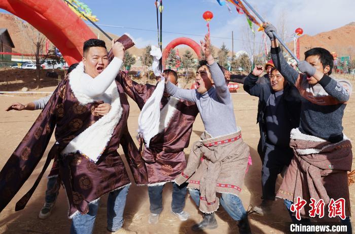 圖為藏族民眾跺腳歡呼慶祝弓箭手射中靶心。　馬銘言 攝