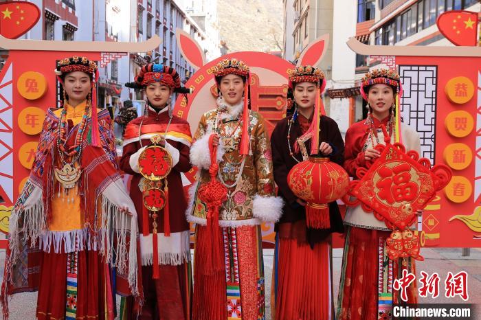 丹巴美女送祝福，迎新年?！±钣腊?攝