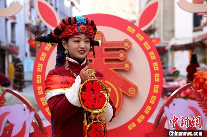 身著嘉絨藏族服飾的丹巴女孩送祝福?！〖o 攝