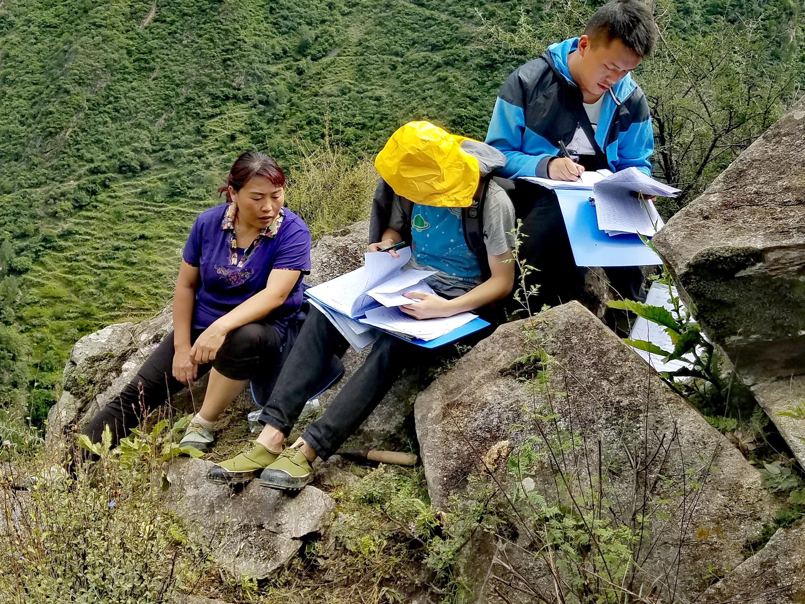　2022年，余德春(左)協(xié)助排查震后地質災害隱患點。(圖為余德春提供)