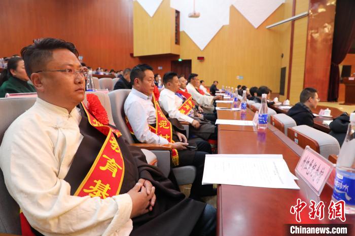 圖為玉樹(shù)州民族團(tuán)結(jié)進(jìn)步創(chuàng)建工作推進(jìn)會(huì)現(xiàn)場(chǎng)?！『F龍 攝