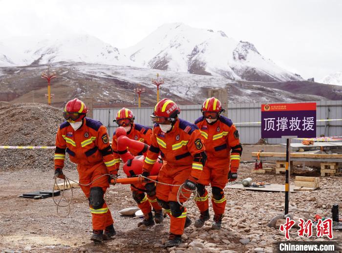 圖為地震實戰(zhàn)拉動現(xiàn)場，參演人員正在轉(zhuǎn)移受傷人員?！∮駱湎拦﹫D