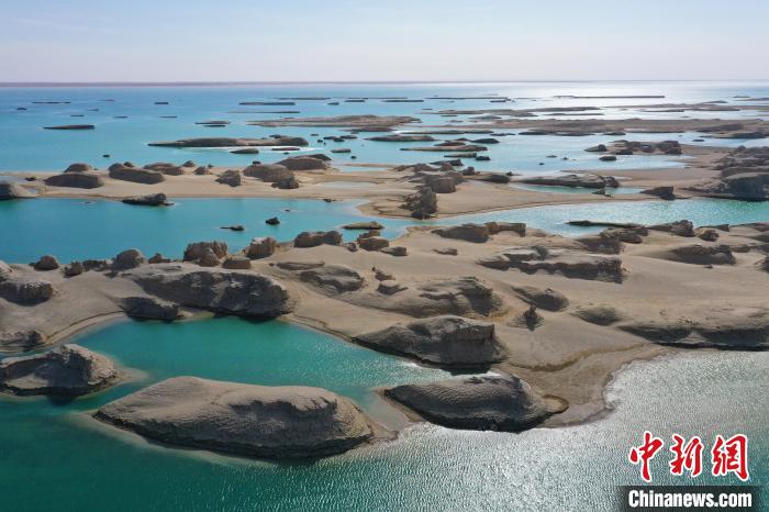 航拍青海大柴旦烏素特水上雅丹奇特景觀?！●R銘言 攝