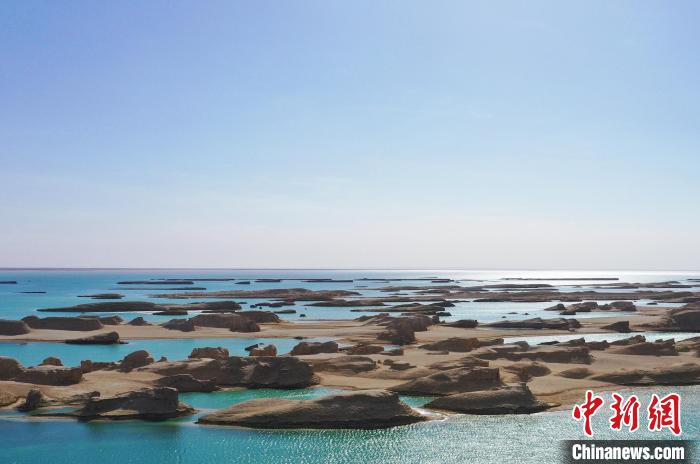 航拍青海大柴旦烏素特水上雅丹奇特景觀。　馬銘言 攝