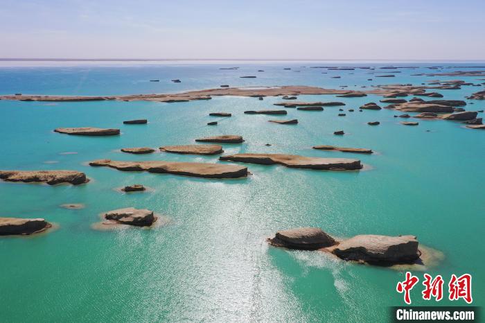 航拍青海大柴旦烏素特水上雅丹奇特景觀?！●R銘言 攝