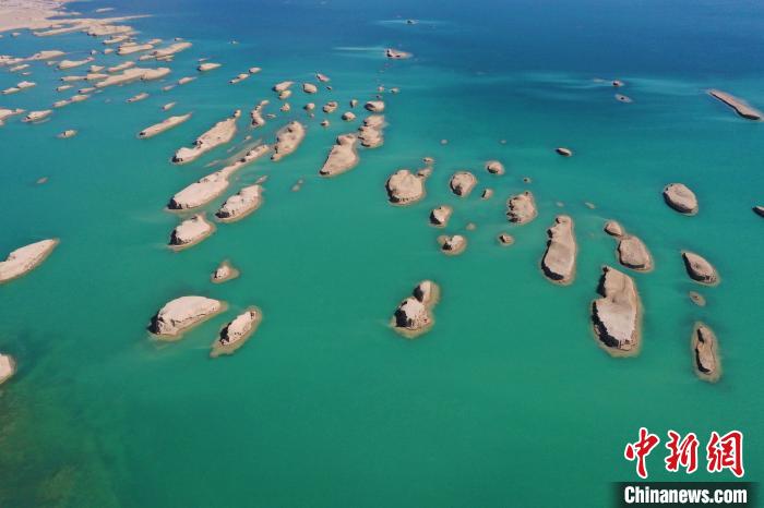 航拍青海大柴旦烏素特水上雅丹奇特景觀?！●R銘言 攝