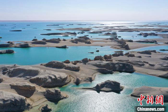 航拍青海大柴旦烏素特水上雅丹奇特景觀?！●R銘言 攝