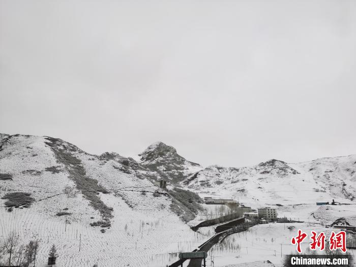 圖為青海省東南部的青沙山區(qū)域銀裝素裹?！?zhí)砀?攝