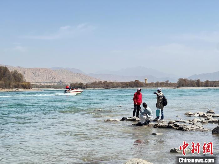 圖為游客在黃河岸畔游玩，并與黃河合影留念?！∑钤鲚?攝