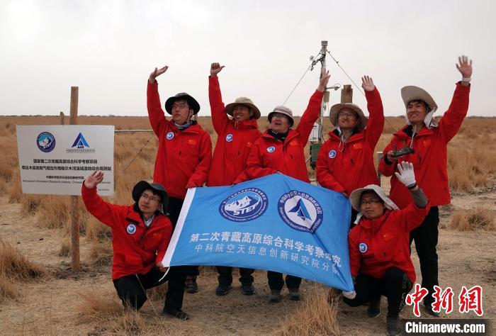 經過不懈努力，格爾木濕地站終于建成，第二次青藏科考中科院空天院分隊向航拍無人機揮手合影?！?lt;a target='_blank' href='/'><p  align=