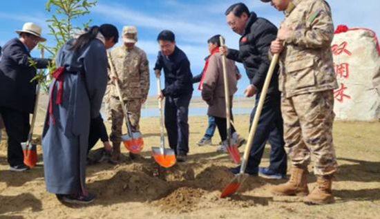 保護(hù)黃河干支流域生態(tài)，軍地共建“雙擁林”防護(hù)帶。四川省退役軍人事務(wù)廳供圖