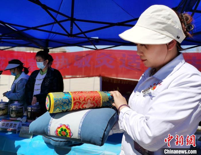 圖為青海省互助縣的中藥枕頭。　張?zhí)砀?攝