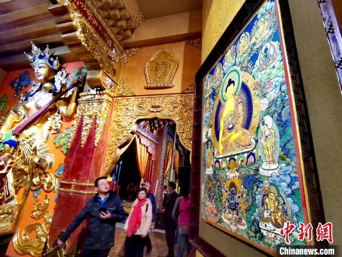 圖為仁俊畫(huà)院內(nèi)的唐卡?！?zhí)砀?攝