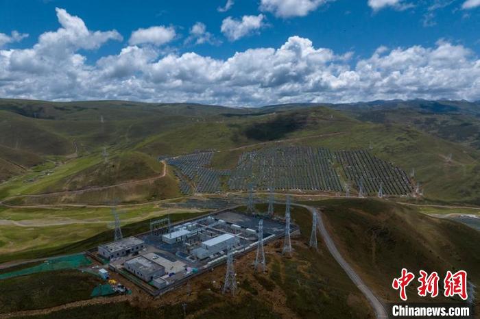 航拍建成投運(yùn)的柯拉一期光伏電站升壓站?！⒅铱?攝