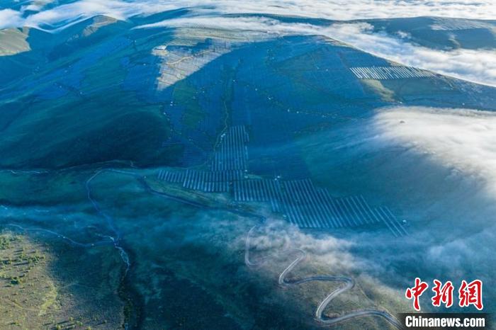 云霧下的柯拉一期光伏電站場一角?！⒅铱?攝