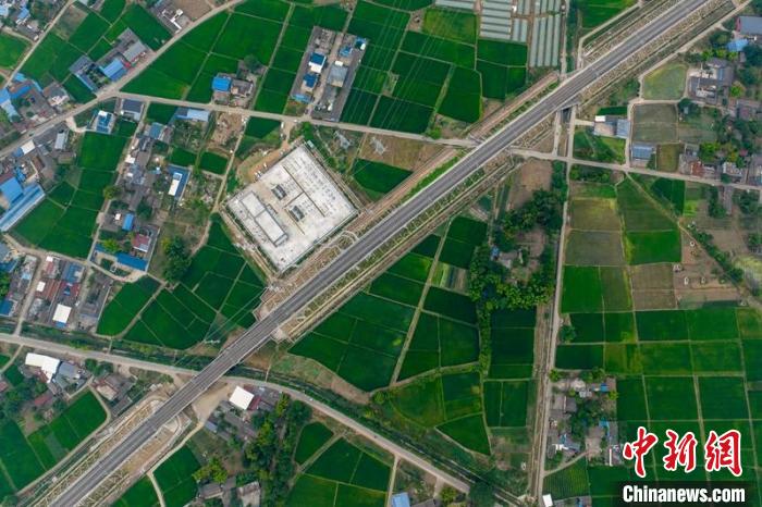 空中俯瞰綿竹牽引變電所和川青鐵路成黃段鐵路線?！⒅铱?攝
