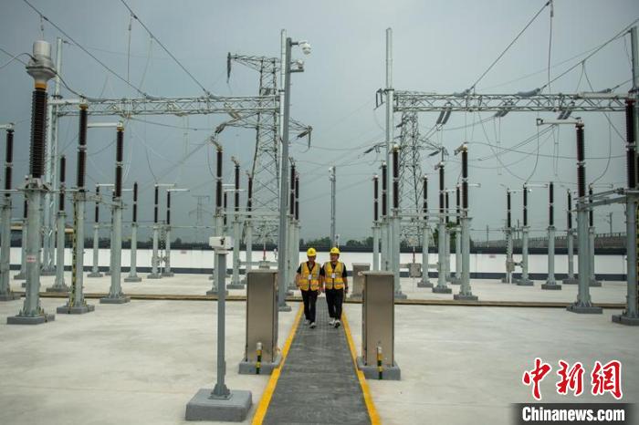 工作人員正在綿竹牽引變電所內(nèi)巡查設(shè)備受電運行情況?！⒅铱?攝