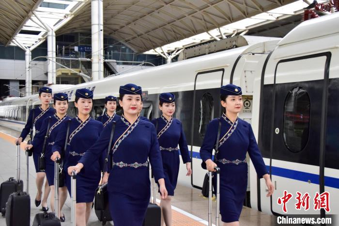 圖為青藏鐵路西格段“復(fù)興號”動車組乘務(wù)員新制服亮相?！|科力加 攝