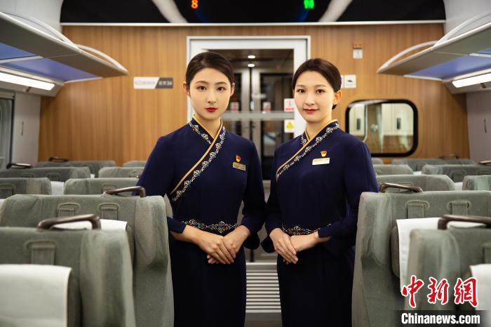 圖為整體色彩以“深藏青”為主調(diào)的西格段“復(fù)興號”動車組乘務(wù)員新制服?！±罾?攝