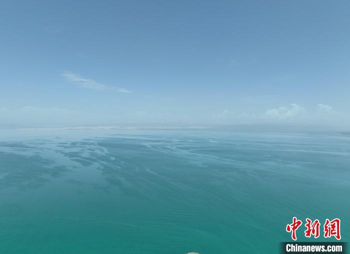 圖為航拍仲夏時節(jié)，青海湖水天一色?！∑钤鲚?攝