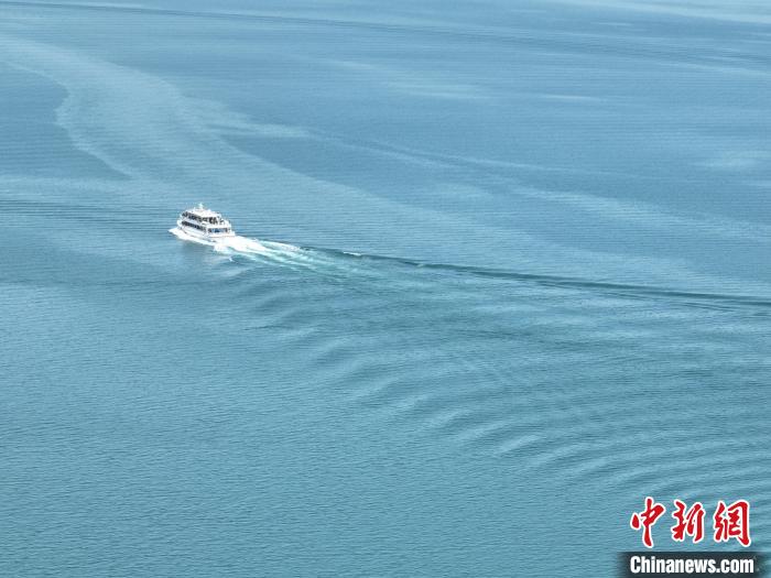 圖為航拍仲夏時節(jié)，青海湖湖水碧波蕩漾?！∑钤鲚?攝