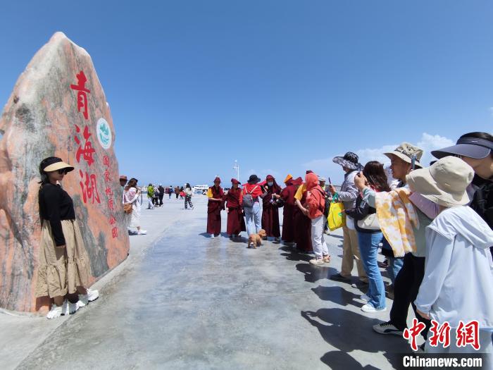 圖為航拍青海湖美景引游客拍照打卡?！∑钤鲚?攝
