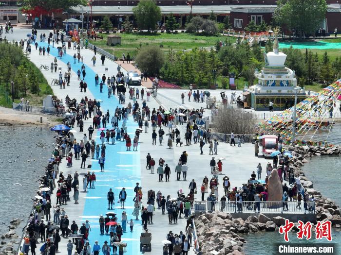 圖為航拍青海湖二郎劍景區(qū)游客眾多?！∑钤鲚?攝