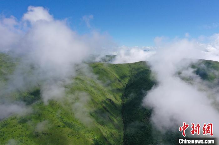 航拍賽來塘鎮(zhèn)山間云霧繚繞?！●R銘言 攝