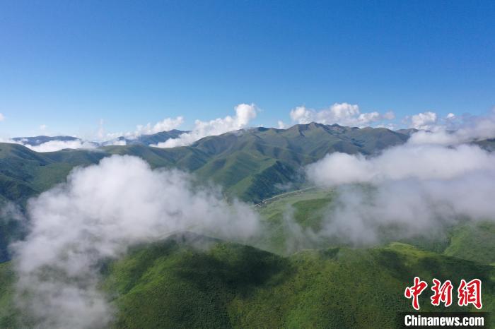 航拍賽來塘鎮(zhèn)山間云霧繚繞?！●R銘言 攝