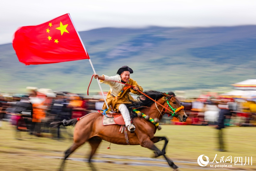 馬術(shù)表演現(xiàn)場(chǎng)。洛絨尼瑪攝