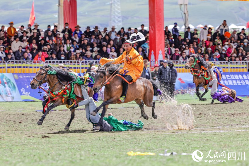 馬術(shù)表演現(xiàn)場(chǎng)。洛絨尼瑪攝