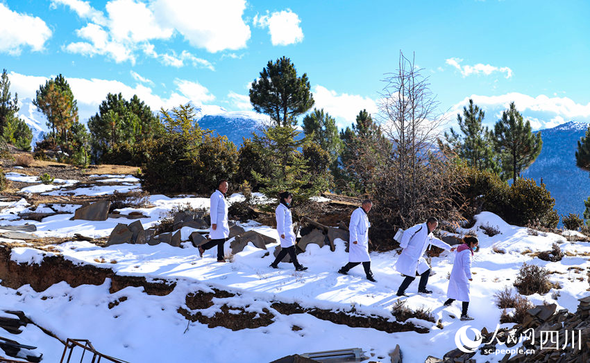 對(duì)口幫扶醫(yī)療小分隊(duì)行走在雪地里。劉學(xué)懿攝