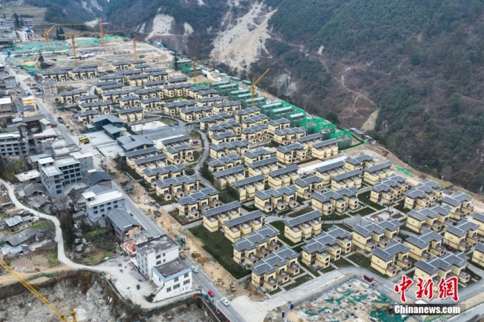 圖為2月1日，瀘定磨西鎮(zhèn)震后重建的安置小區(qū)。(無(wú)人機(jī)照片)<a target='_blank' href='/'><p  align=