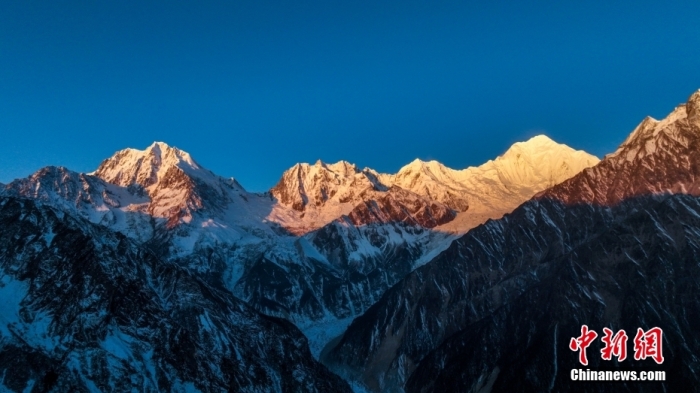 圖為2月1日，清晨陽光照在貢嘎雪山上，出現(xiàn)“日照金山”景觀。(無人機照片)<a target='_blank' href='/'><p  align=