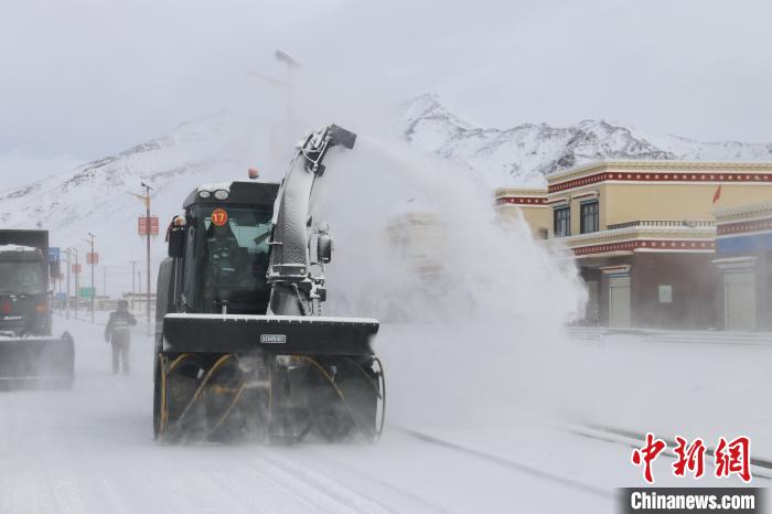 圖為該支隊(duì)官兵正在清理路面積雪?！《崦刺?攝