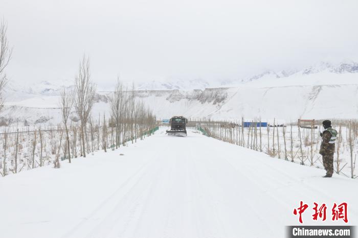 圖為救援官兵正在緊急清理路面積雪?！《崦刺?攝